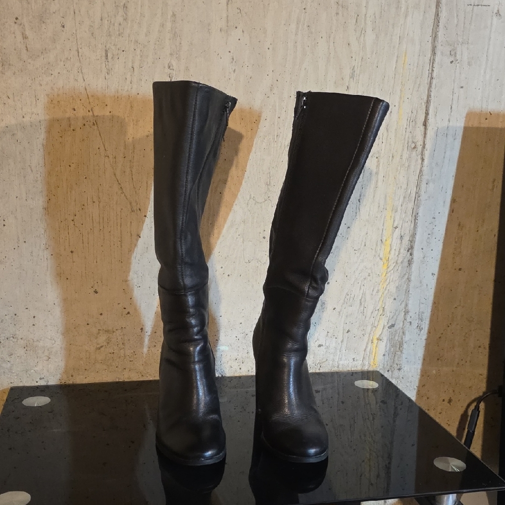 liz & co. Sleek Black Leather Heeled Boots